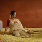 Tanvi Ram Instagram - Hello September☺️ ഓണക്കാലം🌸♥️ Photography- @ashwinalex888 Saree - @silkaura_handlooms from @theaislestory Blouse - @jazaashdesignstudio Makeup - @merins_remyamerin Jewellery- @inikacollections Co-ordination- @lalarelations Location - @threedotsfilmstudio Light - Gear Alpha