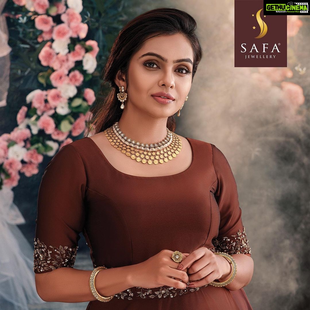 Tanvi Ram Instagram - Every piece of jewellery tells a story♥️ Photography: @arun_payyadimeethal Styling: @arjun_vasudevs HMUA: @subin_lalitha Costume : @prakrithi_by_ramya Art: @byjummangalath1 Retouch: @suveeshgraphiccyanide