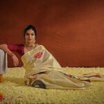 Tanvi Ram Instagram - Hello September☺️ ഓണക്കാലം🌸♥️ Photography- @ashwinalex888 Saree - @silkaura_handlooms from @theaislestory Blouse - @jazaashdesignstudio Makeup - @merins_remyamerin Jewellery- @inikacollections Co-ordination- @lalarelations Location - @threedotsfilmstudio Light - Gear Alpha