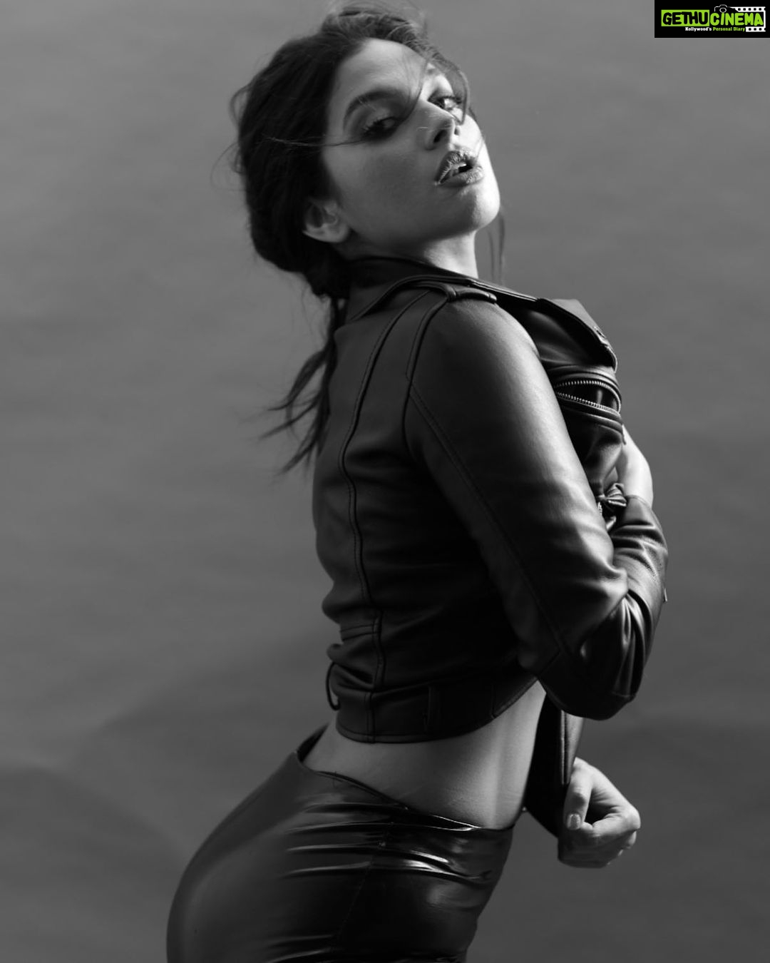 Tanya Hope Instagram - Tell me about it.. stud @sashajairam @inherchair @sheefajgilani