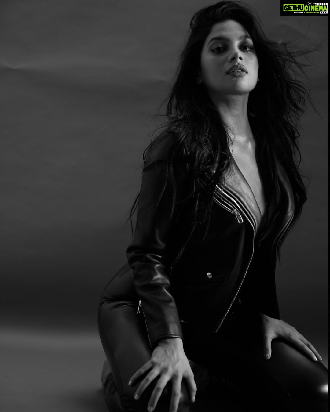 Tanya Hope Instagram - Look at how she looks when she look at me @sashajairam @inherchair @sheefajgilani