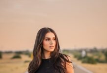Tara Sutaria Instagram - And so it begins.. This wild ride to play #Apurva 🏜🛻🎥🖤 Jaisalmer