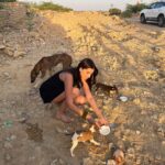 Tara Sutaria Instagram - Evenings with my jaan bachha’s.. 🥹🤍 SO glad to have my little family of puppers here while filming in Rajasthan and grateful to have found them so we could help them heal and eat better. 🐶🤍