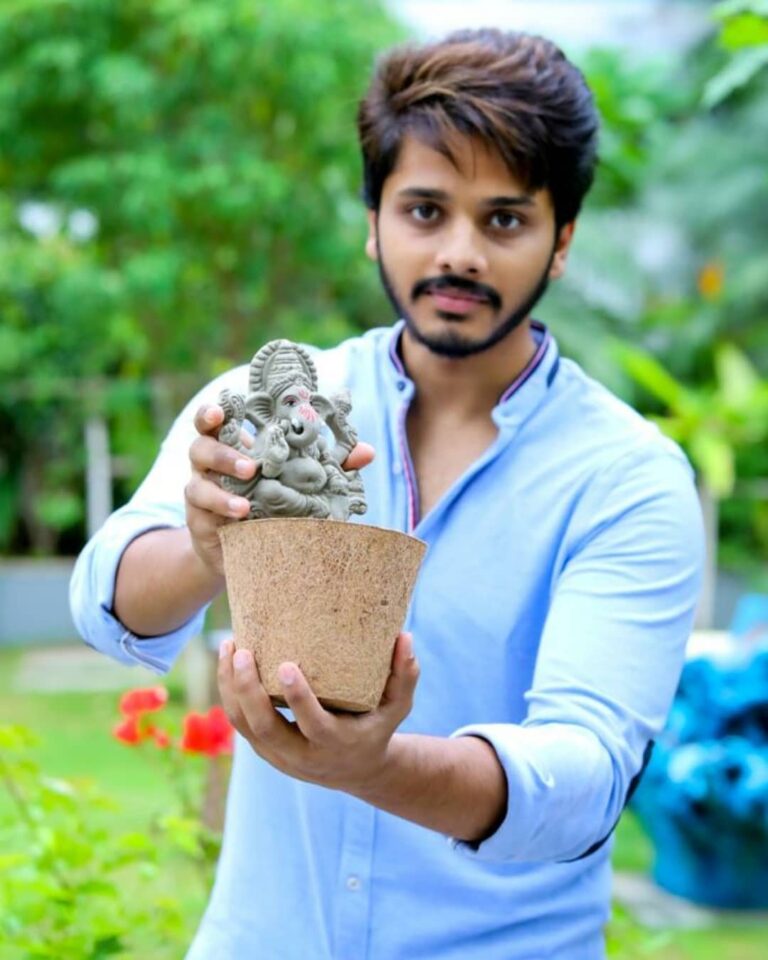 Teja Sajja Instagram - Huge shoutout to Santosh garu and the @telangana__cmo for this very thoughtful initiative of creating sustainable idols that are 100% biodegradable. Congratulations on the amazing work and thank you for helping us move towards a cleaner & greener earth. 👏🏻 We’re all in this together. Please be mindful of your choices and do your bit. #anidolwithanideal #greenindiachallenge #mpsantoshtrs Prompt click by @varahalamurthy