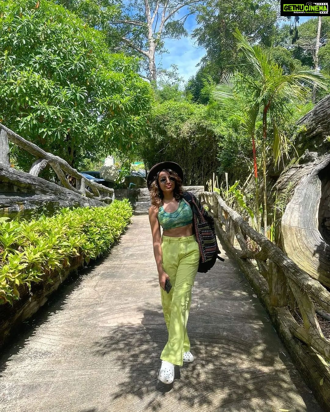 Tejaswi Madivada Instagram - Magic and a hat!