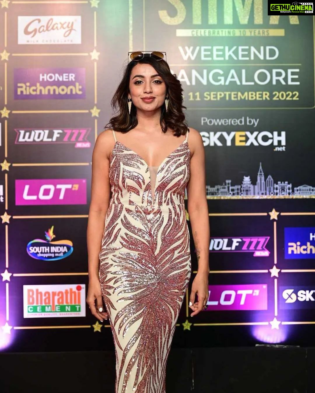 Tejaswi Madivada Instagram - @tejaswimadivada stood out in a bold and stylish on the #SIIMA2022 red carpet look with @playsalon.in Sponsors: @wolf777newsofficial @confidentgroupofficial @sky_exch_ @honer_homes @lotmobilesofficial @southindiashopping @bharathicementofficial @hindwarehomes @marsgalaxyindia @parleproducts @easemytrip @canarabankinsta @cocacola_india #NVYTV #HarmonyCity #SIIMA2022 #10YearsofSIIMA