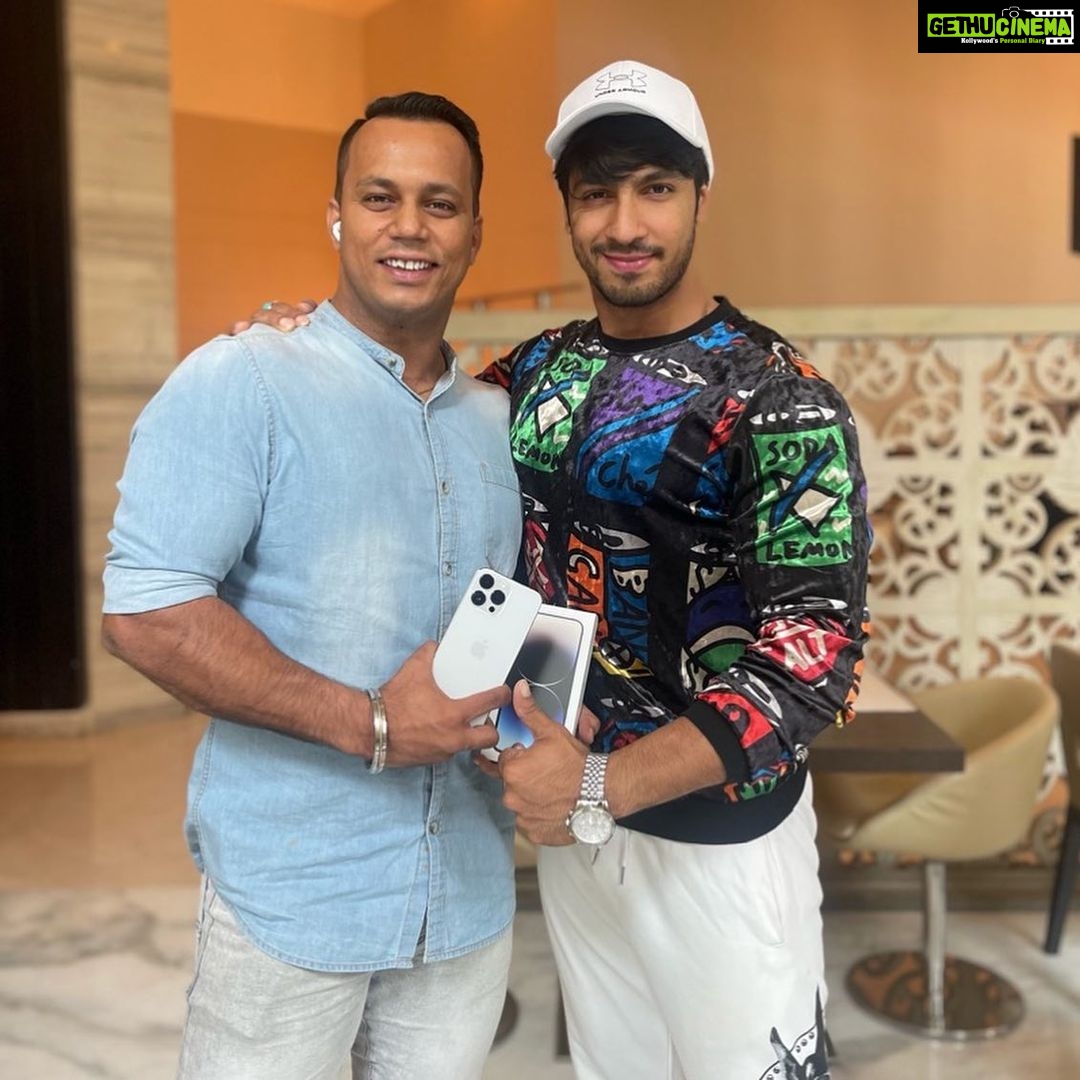 Thakur Anoop Singh Instagram - Happy birthday to my Brother @thakurarjunsingh___ !!! ā¤ļø Last year on my birthday he gifted me I phone 12 Pro max!! This year on his bday I gifted him I phone 14 Pro max! Next year on my birthday il take 16 pro max from him! šš