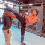 Tiger Shroff Instagram - Try counting 😜⚡️ but this is one strong mofo ..took one on his face and still 🔥@nadeemakhtarparkour88 #speedkills⚡️
