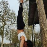 Tina Desai Instagram – My legs are as long as the Eiffel Tower 😉🎉💥
#pinchamayurasana #forearmhamdstand
#yogaattheeiffeltower 
#fitnessfriday
