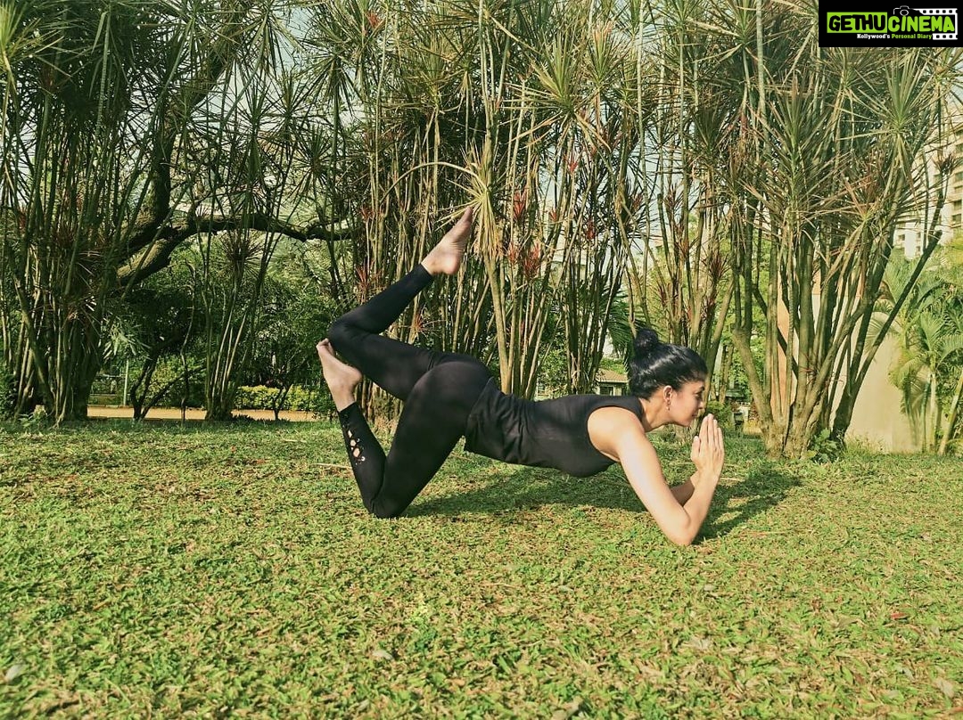 Tina Desai Instagram - #fitnessfriday #yogainthepark #funyoga #prettyposes