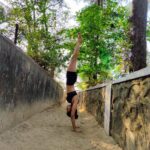 Tina Desai Instagram - ⚡⚡⚡⚡BOOM AND DOUBLE BOOM!!!!!💥💥💥💥 After killing myself for over a year, I finally got my handstand!!! I can hold it for a maximum of 5 seconds n it's the most exhilarating feeling ever!!!!! This was one of 21's resolutions so yay!! It's only March😁 I'm ready to be India's sole entry to the Olympics now!!!! 💃💃💃💃💃💃💃 #fitnessfriday #fitnessgoals #newyearresolutionachieved