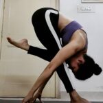 Tina Desai Instagram – #lockdowndiaries  #homeyoga
 #humbleflamingo 
This one looks easier than it is to do. Turns out, it requires strong fingers.