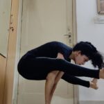 Tina Desai Instagram - #lockdowndiaries #homeyoga This is the toughest pose I've attempted thus far!!! Took a couple months to achieve so WAHOOOOOO!!!!! 😆😆🥳🥳💥💥 #fireflypose