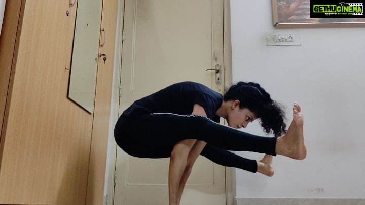 Tina Desai Instagram - #lockdowndiaries #homeyoga This is the toughest pose I've attempted thus far!!! Took a couple months to achieve so WAHOOOOOO!!!!! 😆😆🥳🥳💥💥 #fireflypose