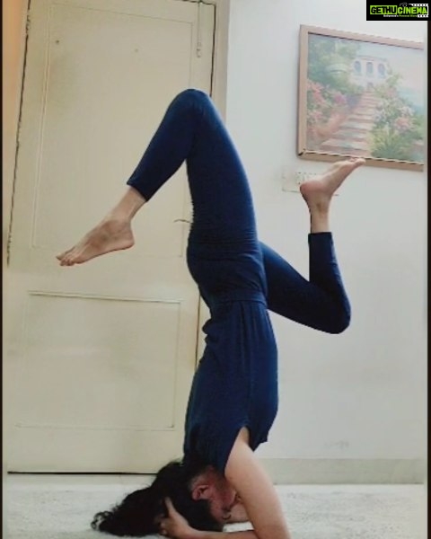 Tina Desai Instagram - #lockdowndiaries #homeyoga Dancing headstand!!! Sound 🎙️ on for extra thrills. This quarantine is a gift of time....too much time 😂🤣😂