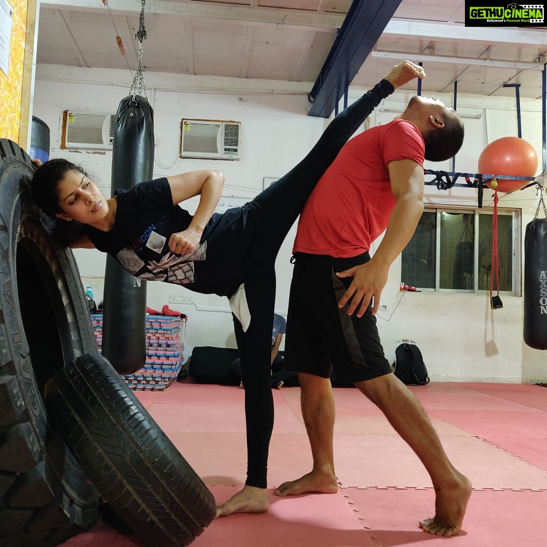 Tina Desai Instagram - My teacher @axnmaniac turns stretching sessions into funny but cool action shots! 😁😁😁
