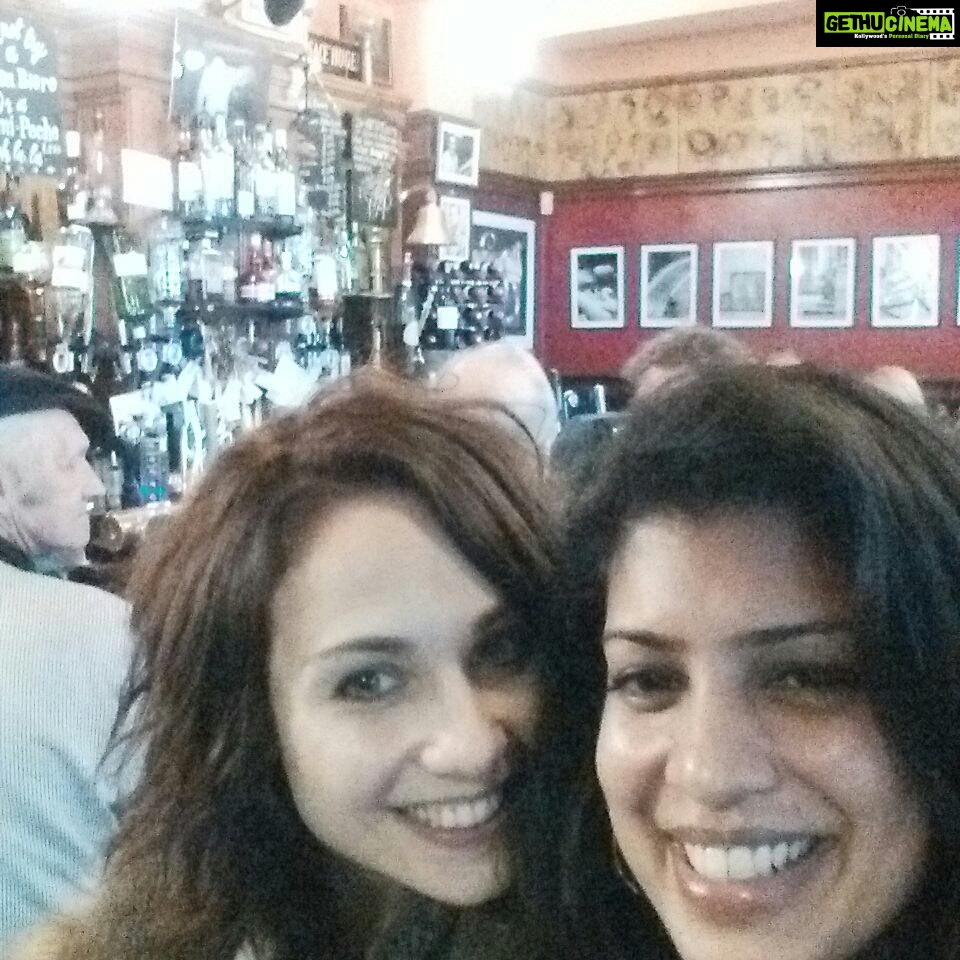 Tina Desai Instagram - Bonding in London!!!! At a Brit pub :)