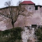 Tina Desai Instagram – Castle Bled on the cliff, and the Assumption of Maria church on a little island on the famous Lake Bled (accessible by lil boats), wrapped around by the Julian Alps.😍😍😍
#slovenia🇸🇮