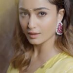 Tridha Choudhury Instagram - #Ad Festive season is here!!!! 💛Love experimenting with my hair this time of the year, especially when my hair is sorted by my favourite @lorealpro 💛 MyFrenchBalayage is making all my hair styles look stunning!!! 💛 @lorealpro_education_india @ramanbhardwajofficial @anjohnsalons #FrenchBalayageIndia #MyFrenchBalayage #anjohnsalons #ramanbharadwaj #anjohnacademy #hairbyanjohnsalons 💛 #haircolour #festivelook #hairtrends #hairtutorial #haircare