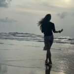 Tripti Dimri Instagram – Beach..please 😎🌊