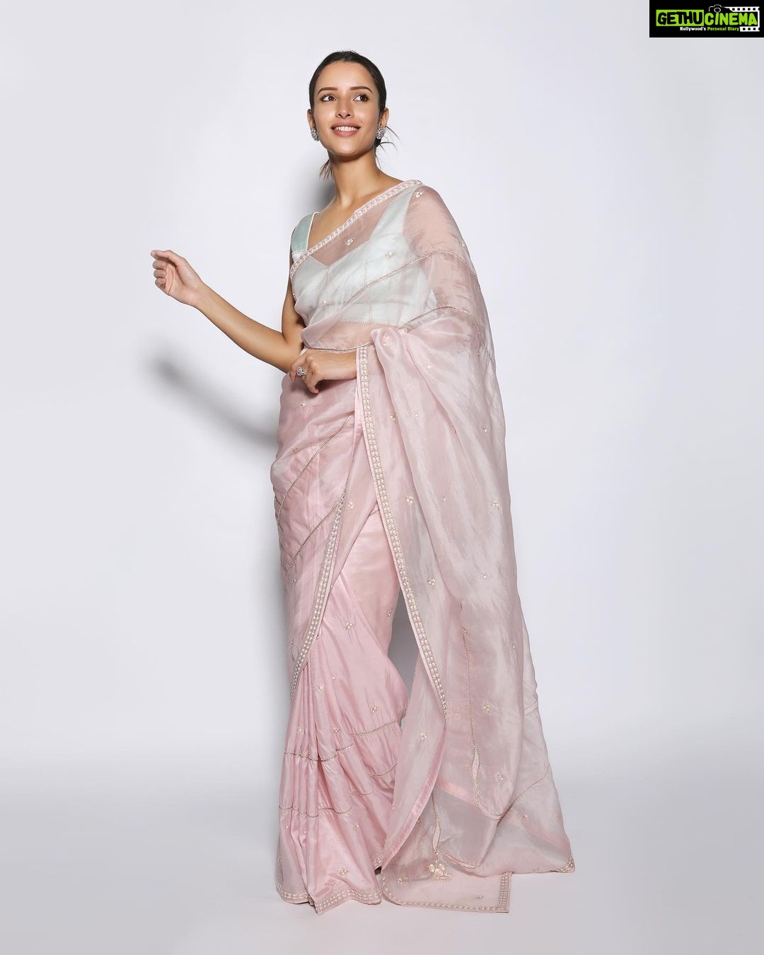 Tripti Dimri Instagram - Cotton candy love π Saree - @raw_mango Jewellery- @curiocottagejewelery Styled by - @alliaalrufai with @shubhangini_gupta Make up - @makeupwali Hair - @hairbysurekhan Photographer- @amey_ghatge