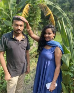 Tuhina Das Instagram - ভাইয়ের কপালে দিলাম ফোঁটা,
যমের দুয়ারে পড়ল কাঁটা।
যমুনা দেয় যমকে ফোঁটা,
আমি দিই আমার ভাইকে ফোঁটা।

📷 @antaradas_98
