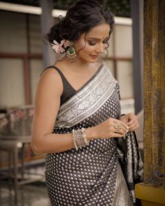 Tuhina Das Instagram - Good vibes 💕

#saree #ethnicwear #tuhinadas