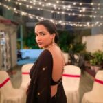 Tuhina Das Instagram - Lights will guide you home ✨ #blacksaree #ethnicwear #tuhinadas