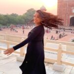 Tuhina Das Instagram - Sunsets are magical ❤️ #sunset #travel #tuhinadas #feelitreelit #travelreels Earrings by @shopanatina
