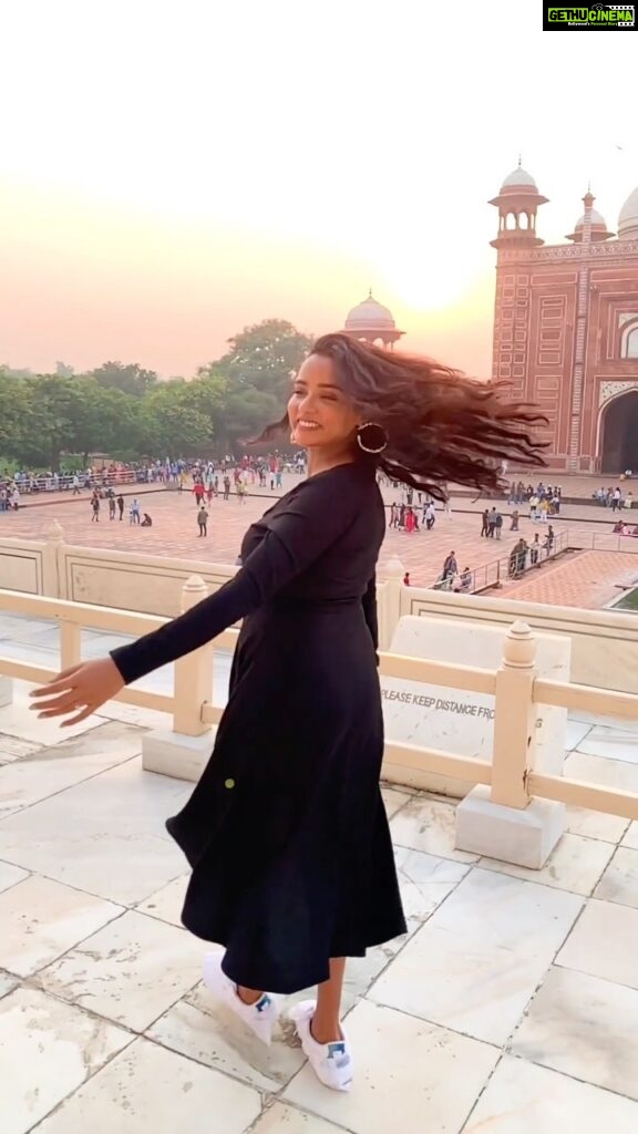 Tuhina Das Instagram - Sunsets are magical ❤️ #sunset #travel #tuhinadas #feelitreelit #travelreels Earrings by @shopanatina