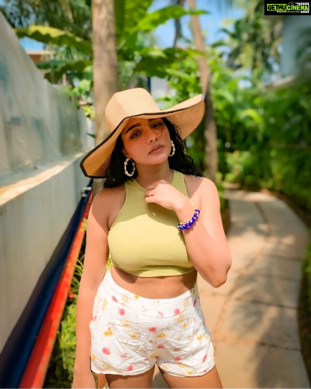 Tuhina Das - 3.7K Likes - Shades are for those who brave the sun.
#vacaymode #dressup #tuhinadas