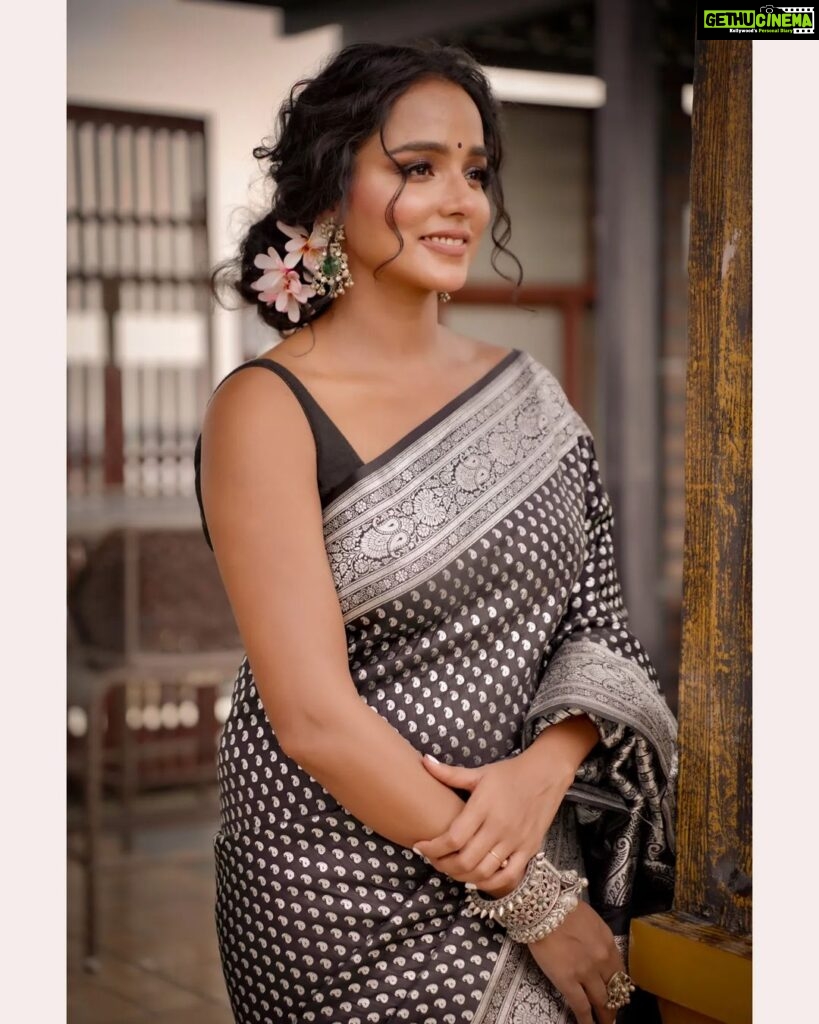 Tuhina Das Instagram - A perfect day is when the soul smiles and shines ✨ #saree #ethnicwear #tuhinadas
