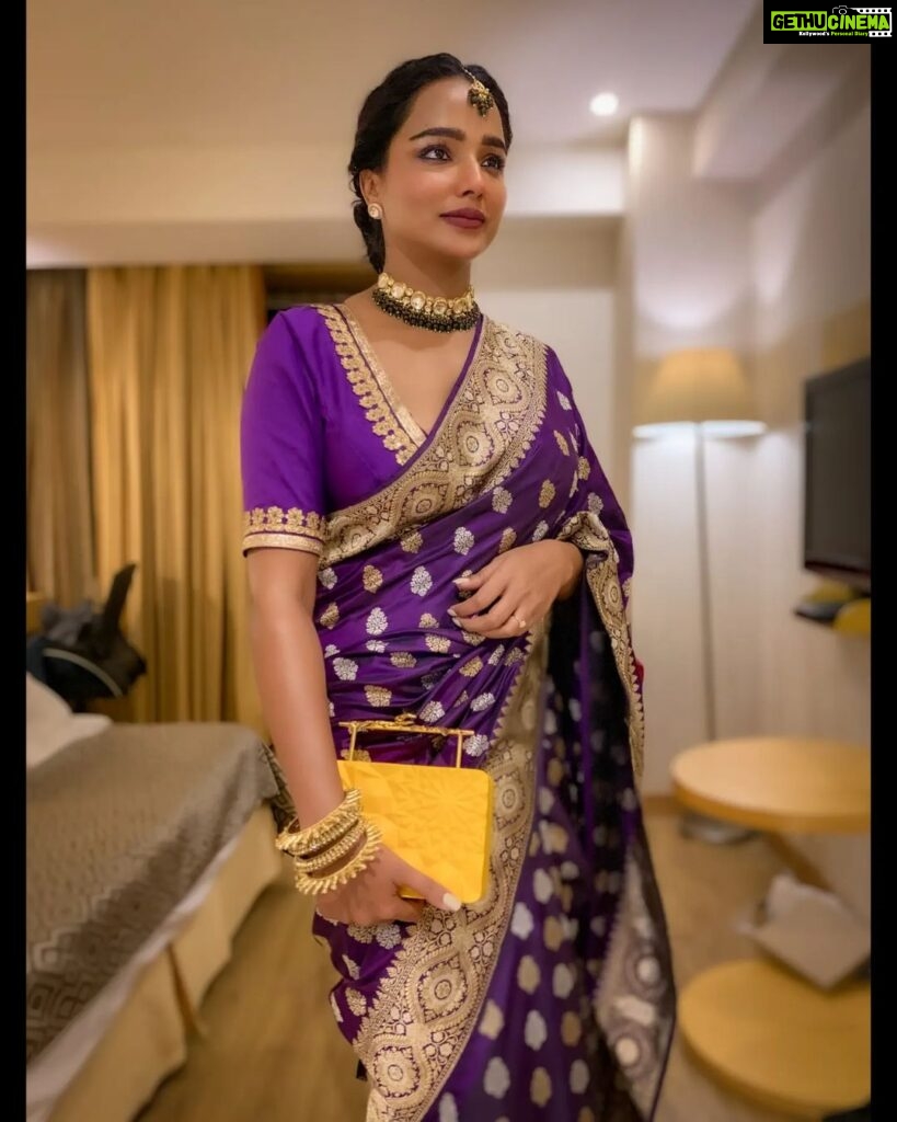 Tuhina Das Instagram - Elegance never goes out of style. #saree #ethnicwear #tuhinadas Thank you for the ensemble @colorosoweaves and @duetluxury for the bag. Thank you @joydeep.roy