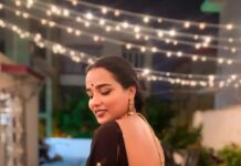 Tuhina Das Instagram - Lights will guide you home ✨ #blacksaree #ethnicwear #tuhinadas