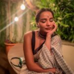 Tuhina Das Instagram – “Shaam bhi koi jaise hai nadi
Lehar lehar jaise beh rahi hai…”

#eveningstories #thoughts #tuhinadas