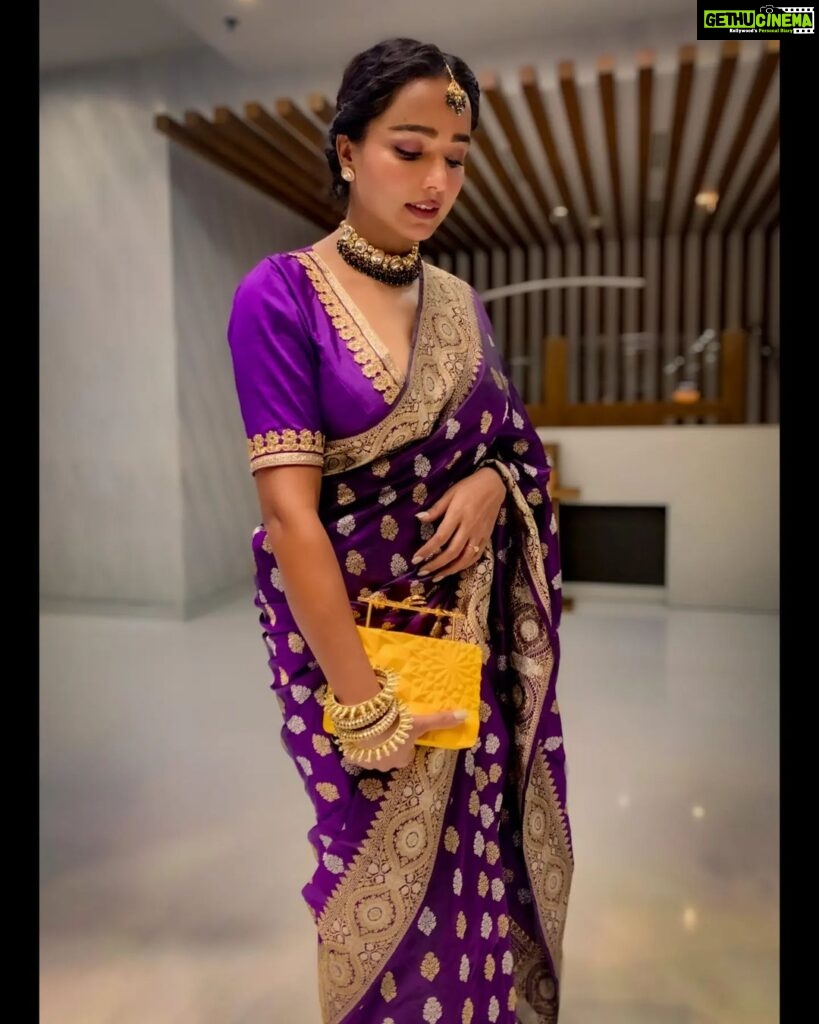 Tuhina Das Instagram - Elegance never goes out of style. #saree #ethnicwear #tuhinadas Thank you for the ensemble @colorosoweaves and @duetluxury for the bag. Thank you @joydeep.roy
