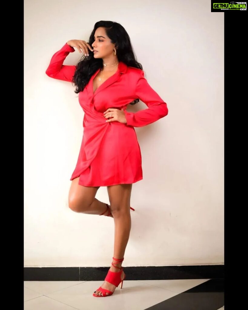 Tuhina Das Instagram - "When in doubt, wear red." #redoutfit #ootd #goodvibes #tuhinadas @basicsbymadhab 👗 @sonam_makeupartist 💄 @optimisticaamrapali96 👱🏻‍♀ @sourav3934 📷 Sabka Club