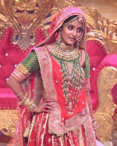 Ulka Gupta Instagram - Aa Ri Hain Chhori Marwadi 🥰 
Banni ✨
@starplus #ravivaarwithstarparivaar