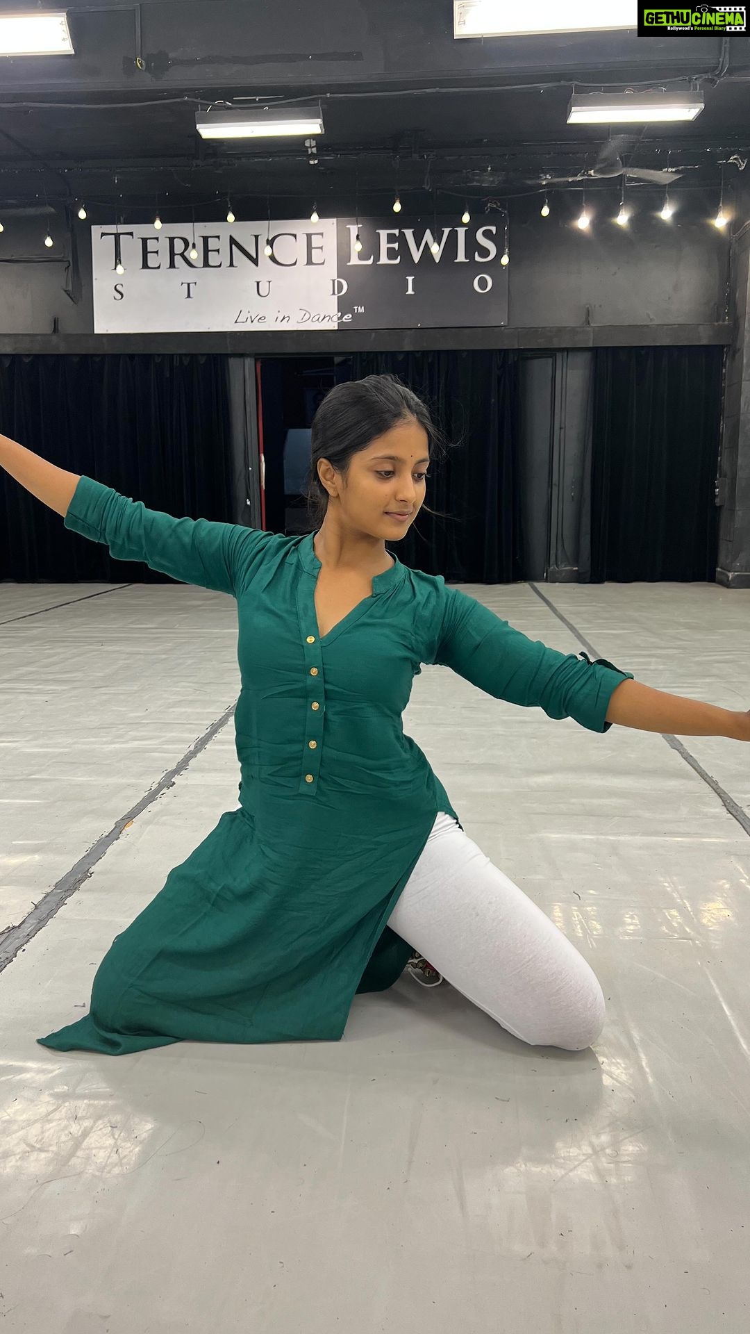 Ulka Gupta Instagram - गुरु कुम्हार शिष कुंभ है, गढ़ि गढ़ि काढ़ै खोट। अन्तर हाथ सहार दै, बाहर बाहै चोट॥ Par mazaa aaya 🤭, par Instagram toh hum phir bhi use karte rahenge 😁 Aur seekhte rahenge 😊 @gopikrishnakathak @gopikrishnakathak