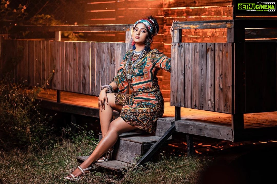 Ulka Gupta Instagram - you didn’t sneeze but I blessed your feed ✨ In frame - @ulkagupta Styling - @vijayasatharla Makeup - @bhavani._.makeovers Photography - @screamstudiosbyharsha Location - @studiorangasthalam