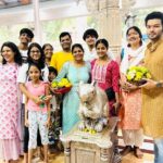 Ulka Gupta Instagram – Om Shree Siddhivinayakaay Namah ❤️
Bappa ka Aashirwad for Banni Chow Home Delivery 💕

@prashrathi @pravisht_m @shashisumeetproductions @shashisumeet @the_onlyansh @somani_sheetal @jitender_1408 Siddhivinayak Temple