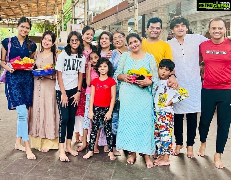Ulka Gupta Instagram - Om Shree Siddhivinayakaay Namah ❤️ Bappa ka Aashirwad for Banni Chow Home Delivery 💕 @prashrathi @pravisht_m @shashisumeetproductions @shashisumeet @the_onlyansh @somani_sheetal @jitender_1408 Siddhivinayak Temple