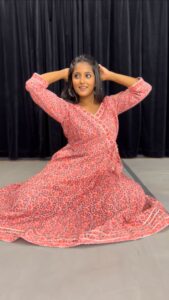 Ulka Gupta Instagram - Thank you Guruji for teaching this wonderful piece of your choreography 💕 @rajendrachaturvedi 🙏🏾 @gopikrishnakathak #afreenafreen #sensationalchoreography Special thanks to @seema___purohit Thanks Ashi for recording this 😊🙏🏾 #kathak #dancelove #ulka