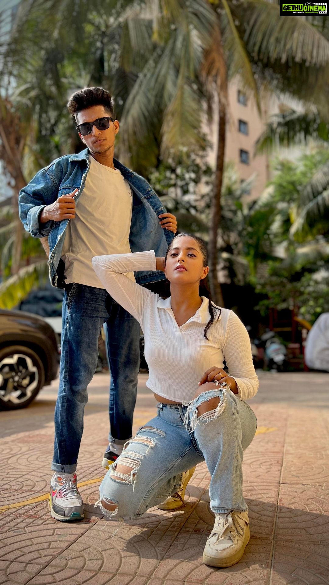 Ulka Gupta Instagram - Grooving on the Groovy Remix đđĽ @ulkagupta â¤ď¸ . Shot by :- @janmejayggupta thank you â¤ď¸ . #badimushkixplainjane #trending #reels #ulkagupta #reelitfeelit #dancechallenge #dancereels #explorepage #fyp Mumbai, Maharashtra