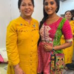 Ulka Gupta Instagram - One of the best days of my life 🥰 In awe of @officialnishamadhulika forever 🙌🏾😍 Apne Cooking guru se milne ka ehsaas hi kuchh aur hai 🤗❤️ #bannichowhomedelivery #promotions #cooking #culinary #youtuber