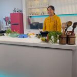 Ulka Gupta Instagram - One of the best days of my life 🥰 In awe of @officialnishamadhulika forever 🙌🏾😍 Apne Cooking guru se milne ka ehsaas hi kuchh aur hai 🤗❤️ #bannichowhomedelivery #promotions #cooking #culinary #youtuber