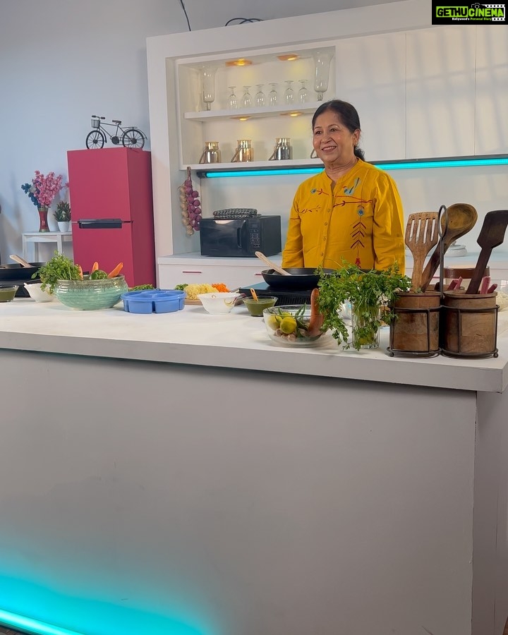 Ulka Gupta Instagram - One of the best days of my life π₯° In awe of @officialnishamadhulika forever ππΎπ Apne Cooking guru se milne ka ehsaas hi kuchh aur hai π€β€οΈ #bannichowhomedelivery #promotions #cooking #culinary #youtuber