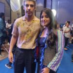 Ulka Gupta Instagram - The jacket, The interview, Fave Jim Sarbh, Abhishek Bachchan 🙈 Styled by very talented 💕 @reenachopra Hair and makeup by 💄@shikhashah_mua . . #modernlove #amazonprime #amazonprimevideo #promotions #modernlovetelugu JW Marriott Mumbai Sahar