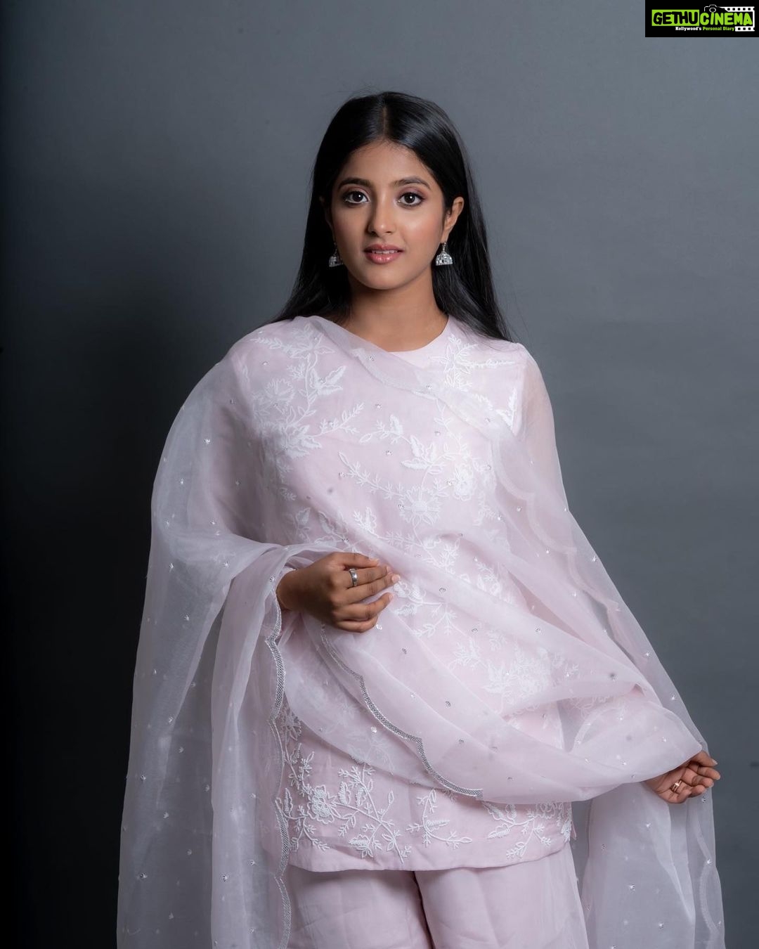 Ulka Gupta Instagram - Gali mein aaj chand nikla 🌃 Agency: @house_of_collaboration19 🥻: @sujathadakotiya 📸: @akhileshrupaji_chronicle 💄: @makeupbyprashanthi @q9fashionstudio @mysouthdiva #instagood #ulka #photoshoots #portraits #indianwearlove #salwarkameez Q9fashionstudio
