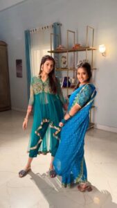 Ulka Gupta Instagram - We did the trend ✨

@anushka_merchande